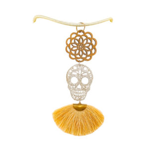 Colgante calavera con mandala de madera y flecos dorados