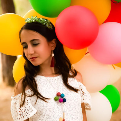 collar de niña volando con globos de lava volcanica de colores coleccion vida de tabata morgana